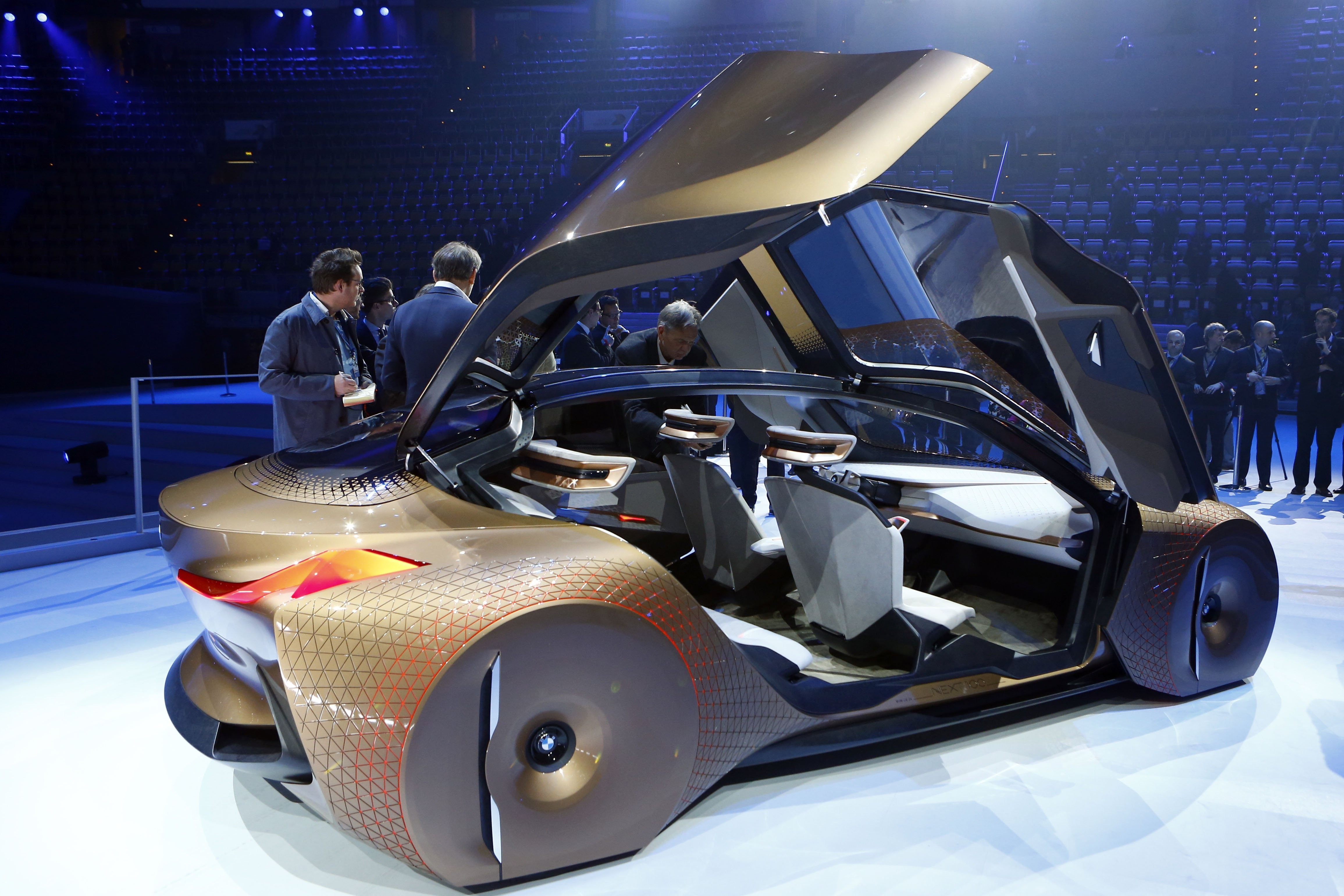 Инновации на колесах: Обзор автомобилей с последними технологиями